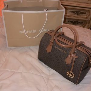 🇺🇸Brand new Michael Kors Purse Logo detail Gold